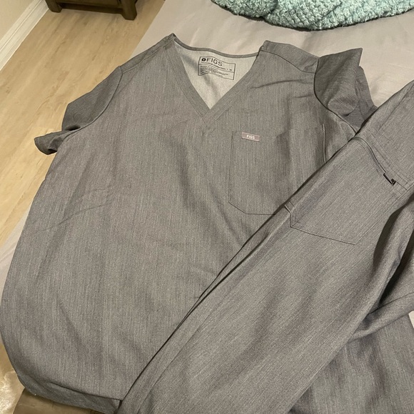 Gray Figs Scrubs Jogger pants and matching top never worn - Picture 1 of 4